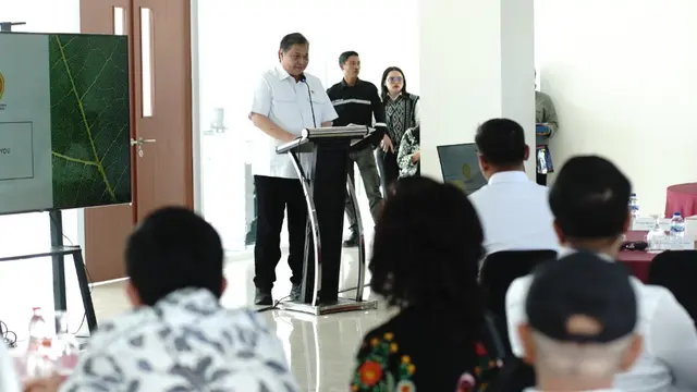 Menteri Koordinator Bidang Perekonomian Airlangga Hartarto dalam kegiatan peninjauan fasilitas di Taman Sains Teknologi Herbal dan Hortikultura (TSTH2). (Foto: ekon.go.id)