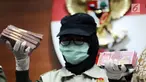 Petugas KPK menunjukkan barang bukti hasil OTT Bupati Nganjuk Taufiqurrahman saat rilis di Gedung KPK, Jakarta, Kamis (26/10). KPK menyita uang Rp 298.020.000,- dan menetapkan lima orang tersangka. (Liputan6.com/Helmi Fithriansyah)