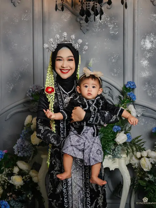 Moana anak Ria Ricis tak kalah menggemaskan saat dibalut kebaya Jawa warna navy dengan aksen bordiran emas. [@fdphotography90]
