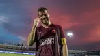 Kapten PSM Makassar, Willem Jan Pluim berpose di depan fotografer usai pertandingan persahabatan antara Persita Tangerang melawan PSM Makassar di Indomilk Arena, Tangerang, Rabu (01/06/2022). Pertandingan berakhir dengan skor imbang 1-1. (Bola.com/Bagaskara Lazuardi)