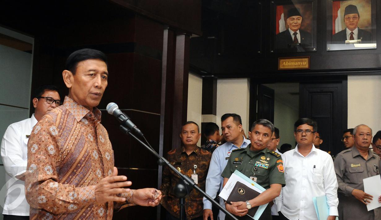 Menkopohukam Wiranto menjawab pertanyaan usai mengumumkan pembubaran Hizbut Tahrir Indonesia (HTI) di Jakarta, Senin (8/5). Wiranto mengatakan, kegiatan ormas HTI dianggap bertentangan dengan ideologi negara, Pancasila. (Liputan6.com/Helmi Fithriansyah)