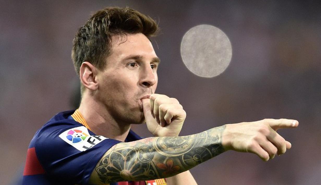 Ekspresi Lionel Messi setelah mencetak gol ke gawang Atletico Madrid. Barcelona unggul 2-1 atas tuan rumah Atletico dalam lanjutan La Liga Spanyol di Stadion Vicente Calderon, Madrid, Spanyol. Sabtu (12/9/2015). (AFP Photo/Gerard Julien)