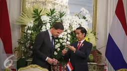 Presiden Jokowi berbincang dengan PM Belanda Mark Rutte saat penandatangan MoU seusai pertemuan di Istana Merdeka, Jakarta, Rabu (23/11). Selain itu pada pertemuan tersebut, pihak Belanda juga menyerahkan keris. (Liputan6.com/Faizal Fanani)