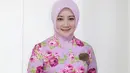 Kebaya kutubaru motif floral paling pas dipadukan hijab segi empat warna pastel. [Instagram/ataliapr]