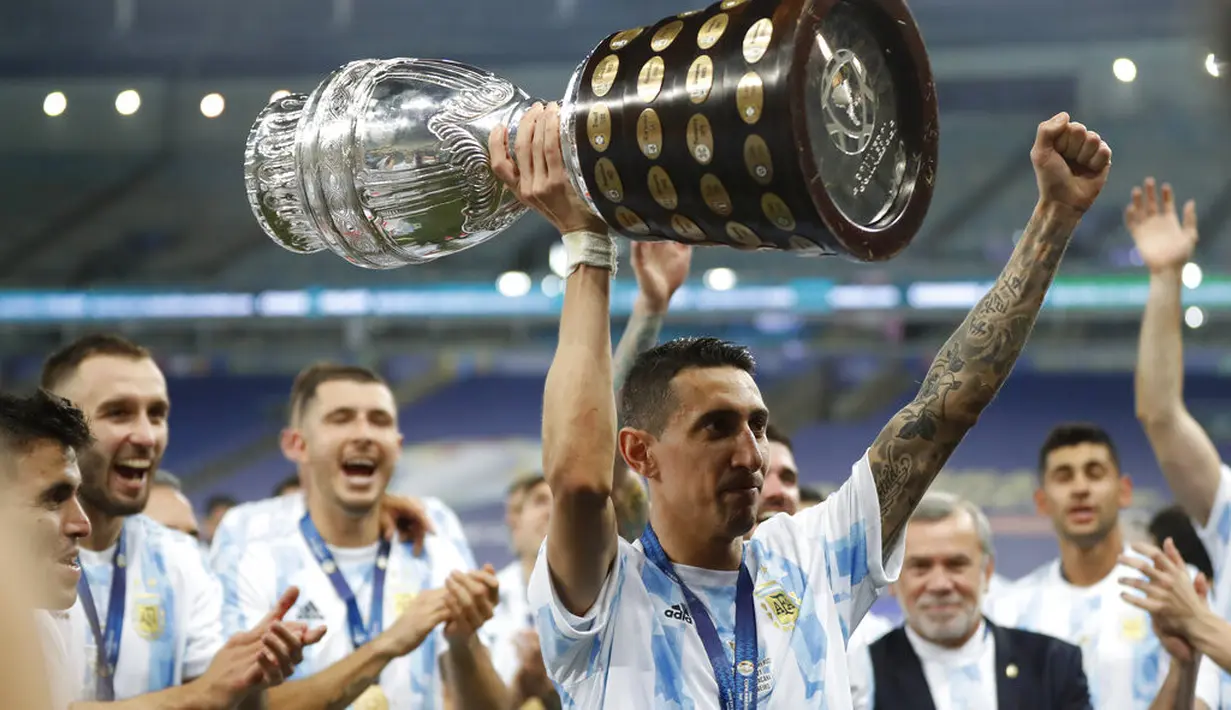 Gelandang ArgentinA, Angel Di Maria mengangkat trofi saat ia merayakan dengan rekan setimnya setelah mengalahkan Brasil 1-0 dalam pertandingan final Copa America di stadion Maracana di Rio de Janeiro, Brasil, Minggu (11/7/2021). (AP Photo/Andre Penner)