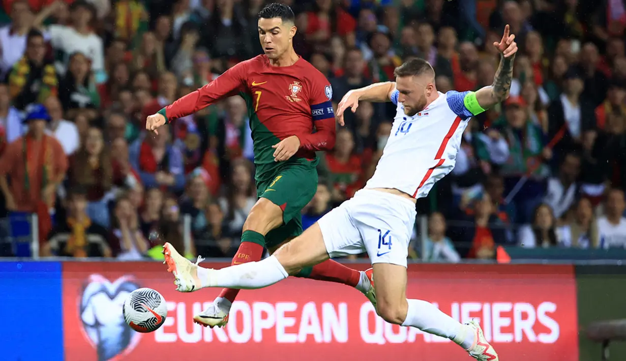 Portugal menjaga rekor kemenangan sempura usai menaklukkan tamunya, Slovakia. Sayang kemenangan Portugal gagal diikuti catatan cleansheet karena gawang mereka bobol dua kali oleh tim tamu. (AP Photo/Luis Vieira)