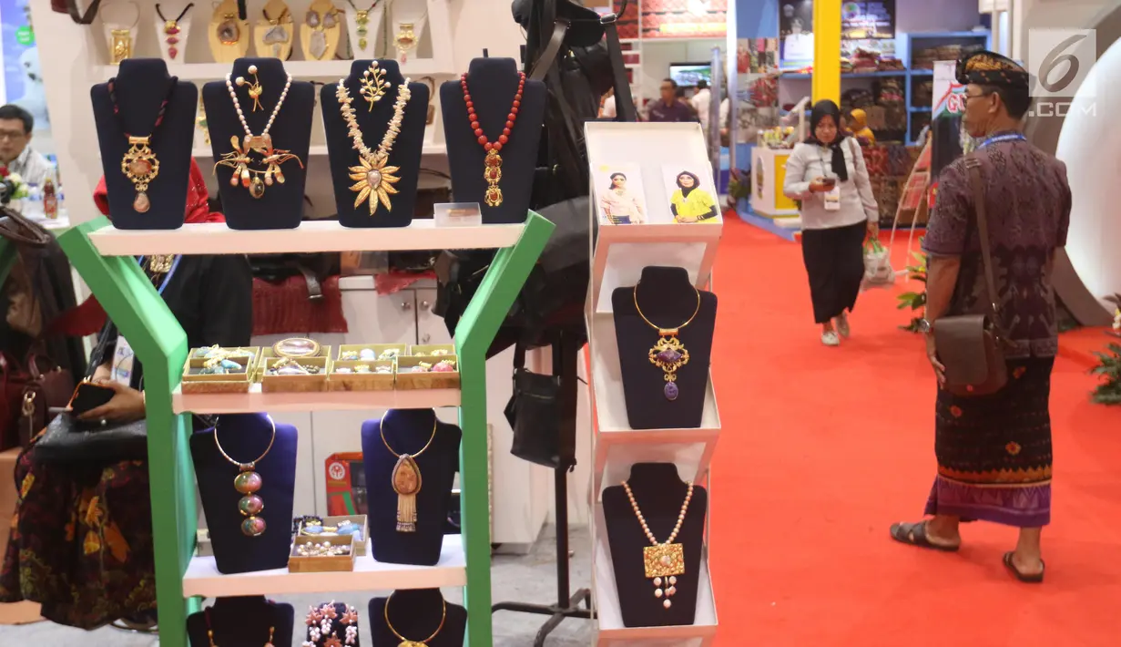 Sejumlah perhiasan dipamerkan dalam Apkasi Otonomi Expo (AOE) di JCC Jakarta, Rabu (3/7/2019). AOE 2019 merupakan event tahunan yang digagas oleh Asosiasi Pemerintah Kabupaten Seluruh Indonesia (Apkasi). (Liputan6.com/Angga Yuniar)