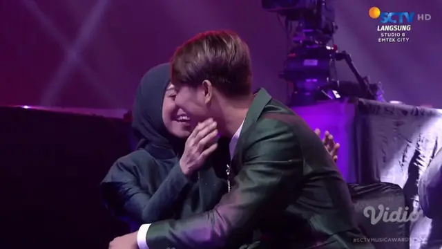 Rizky Billar dan Lesti Kejora menjadi pemenang Lagu Dangdut/Lagu Berbahasa Daerah Paling Ngetop di SCTV Music Awards 2024. (Screenshoot Live Streaming SCTV)