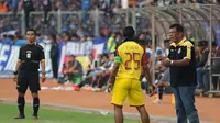 Pelatih Sriwijaya FC, Benny Dollo (kanan) memberikan arahan pada Titus Bonai (tengah) saat berlaga melawan Arema Cronus di Trofeo Persija di Stadion GBK Jakarta, (11/1/2015). (Liputan6.com/Helmi Fithriansyah)