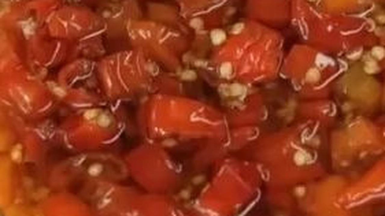 Langkah:
<br>1. Iris kasar cabai rawit merah.
<br>2. Siapkan wajan, masukkan cabai yang sudah diiris, garam, penyedap, gula pasir, dan air. Nyalakan api lalu masak hingga air menyusut dan hingga cabai matang menggunakan api sedang.
<br>3. Kecilkan api,
