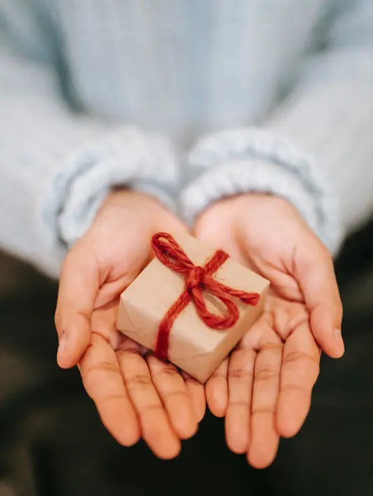 Simpul pita dari sehelai tali seperti ini juga bisa membuat kadomu lebih istimewa. Cocok untuk membungkus kado yang berisi perhiasan atau pernak-pernik kecil./Copyright pexels.com/@liza-summer