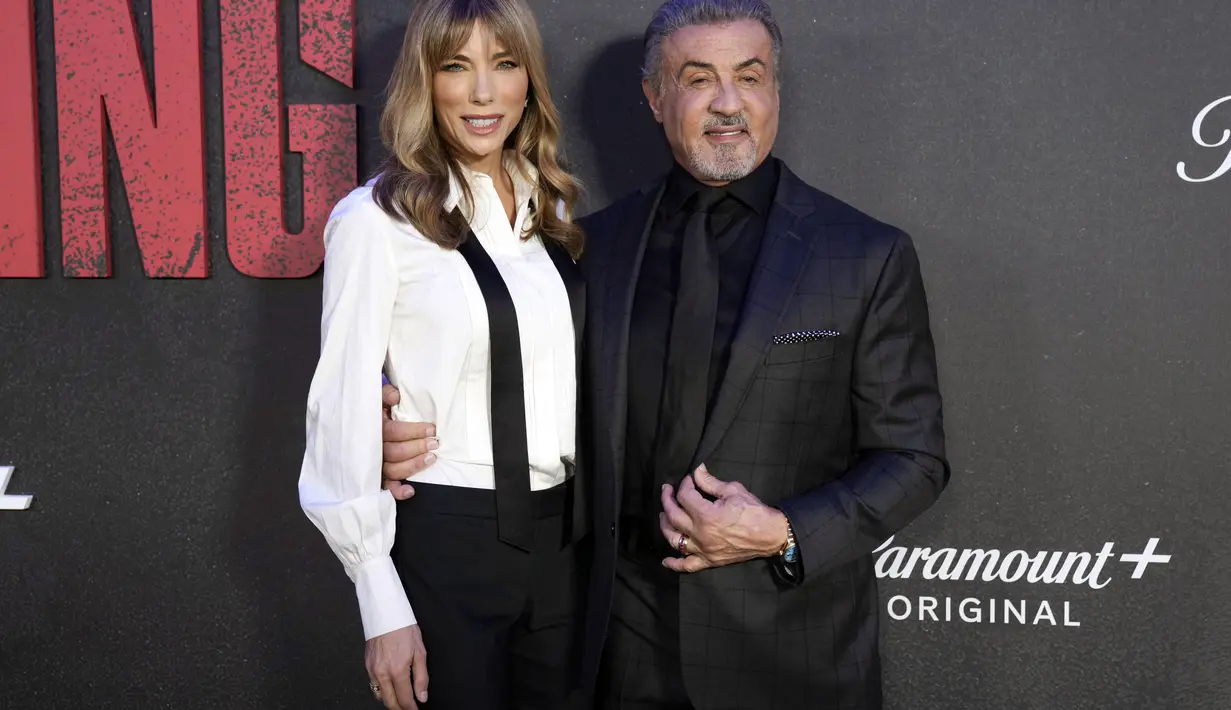 Sylvester Stallone berpose bersama Jennifer Flavin saat menghadiri pemutaran perdana Paramount+ "Tulsa King" di Regal Union Square di New York pada Rabu, 9 November 2022. Pasangan bahagia itu tersenyum lebar di acara itu. (Photo by Charles Sykes/Invision/AP)