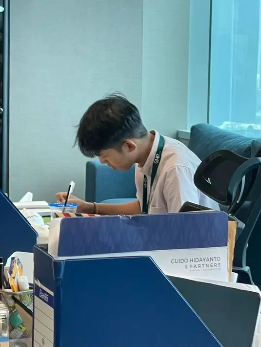 <p>Melalui akun instagramnya, mentan vokalis Dewa 19 itu membagikan tiga potret anaknya. Manuel Mekel, anak Once sedang menjalani magang sebagai tugas akhir dari sekolahnya. [Instagram/oncemekelofficial]</p>