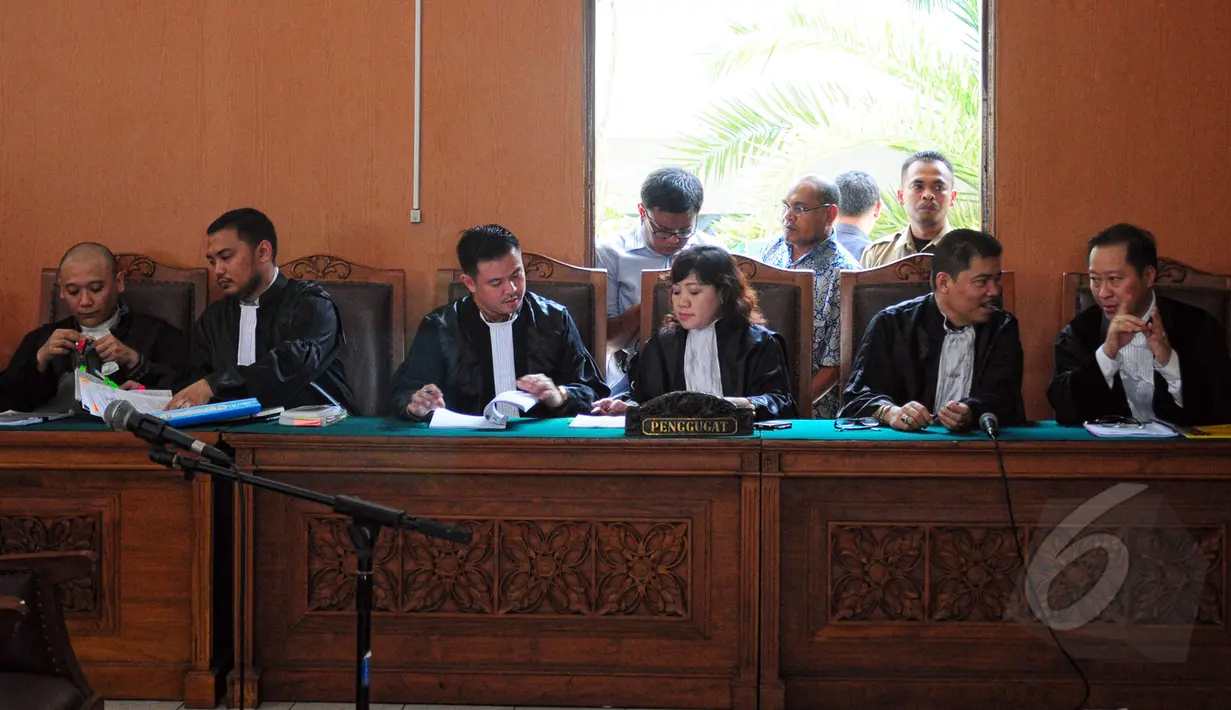 Tim kuasa hukum Suryadharma Ali saat sidang lanjutan praperadilan di PN Jakarta Selatan, Selasa (31/3). sidang praperadilan SDA sempat ditunda karena tim hukum KPK tidak menyertakan lampiran asli surat kuasa dan surat tugas. (Liputan6.com/Yoppy Renato)