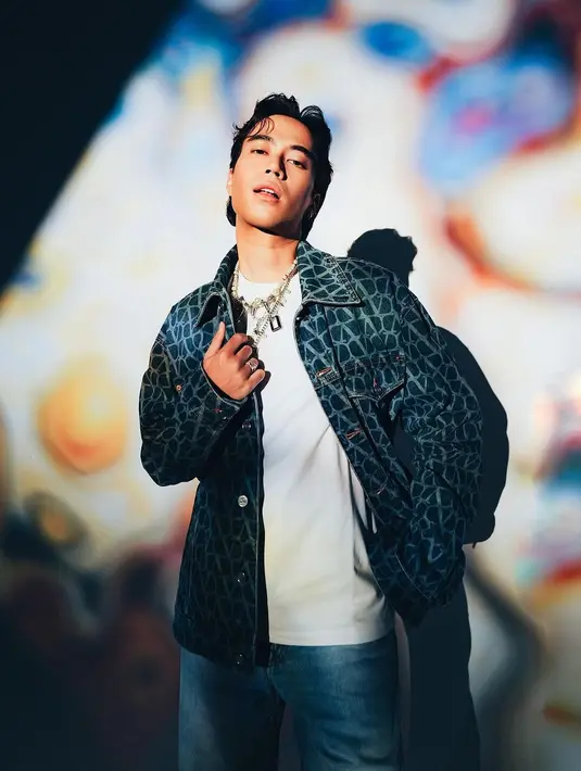 Vidi Aldiano tampil mengenakan kaus putih polos yang ditumpuknya dengan jaket denim bermotif, dan celana jeans. Tak lupa ia menambahkan sentuhan kalung untuk menyempurnakan penampilannya secara keseluruhan. [Foto: Instagram/vidialdiano]