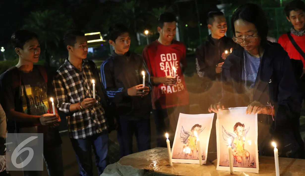 Sejumlah orang menyalakan lilin di depan Istana Negara, Jakarta, Selasa (15/11). Mereka menggelar doa bersama untuk korban dari aksi pelemparan bom di Samarinda.(Liputan6.com/Immanuel Antonius)