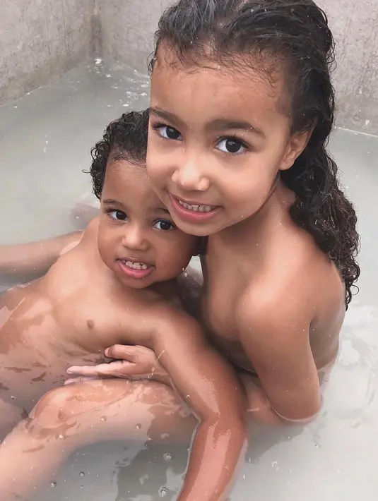 Sebelumnya ia pun mengunggah North dan Saint saat mandi bersama. (instagram/kimkardashian)