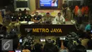 Polda Metro Jaya menggelar konferensi pers terkait pembunuhan sadis menggunakan gagang pacul, Jakarta, Selasa (17/5). Kombes Pol Krishna Murti mengaku bangga dengan kinerja bawahannya yang berhasil mengungkap kasus tersebut. (Liputan6.com/Gempur M Surya)