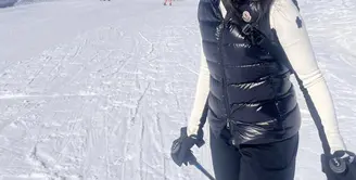 Liburan Dian Sastrowardoyo diisi dengan bermain ski. Ia kenakan baju monokrom yang stylish dengan jaket puffy dan juga kacamata ski yang statement. [Foto: Instagram/ Dian Sastrowardoyo]Nia