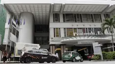 Sejumlah mobil melintas di depan Hotel Peninsula Excelsior, Singapura, Rabu (7/11). Hotel bintang empat ini menjadi tempat menginap Timnas Indonesia jelang Piala AFF 2018. (Bola.com/M. Iqbal Ichsan)