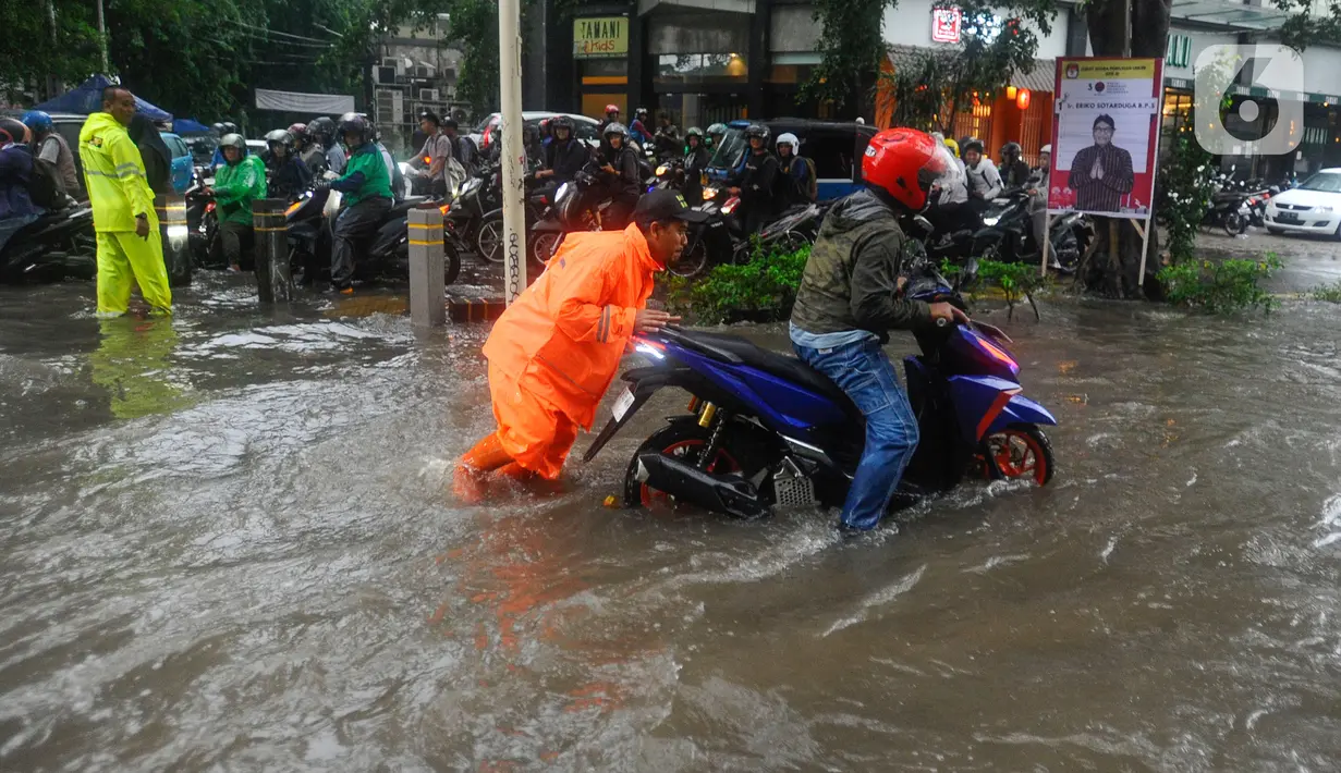 Beberapa kendaraan tampak mogok setelah nekat menerjang banjir. (merdeka.com/Arie Basuki)
