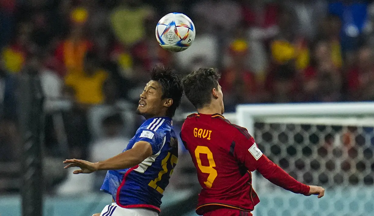 Gelandang Spanyol, Gavi berebut bola dengan pemain Jepang, Shuichi Gonda selama pertandingan grup E Piala Dunia 2022 di Stadion Internasional Khalifa di Doha, Qatar, Jumat, 2 Desember 2022. Jepang menang atas Spanyol dengan skor 2-1. (AP Photo/Julio Cortes)