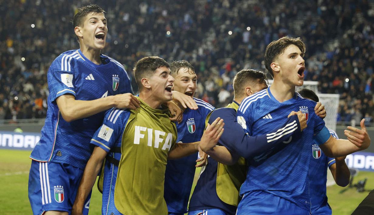 Pemain Timnas Italia U-20, Cesare Casadei, melakukan selebrasi setelah mencetak gol ke gawang Timnas Inggris U-20 pada babak 16 besar Piala Dunia U-20 2023 di Stadion La Plata, Rabu (31/5/2023). Italia menang dengan skor 2-1 atas Inggris. (AP Photo/Ivan Fernandez)