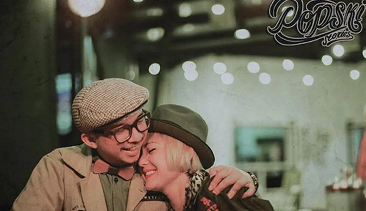 Foto pre wedding Poppy Sovia dan Ahmad Gussaoki yang banyak berlumur tanah itu banyak mendapat pujian dari warganet. "Kereeen sepisan pisaaan neng poppy... Wilujeng nya," tulis bili3. "Asli asik bgttttt," tulis windaadwia. (Instagram/popsovia)