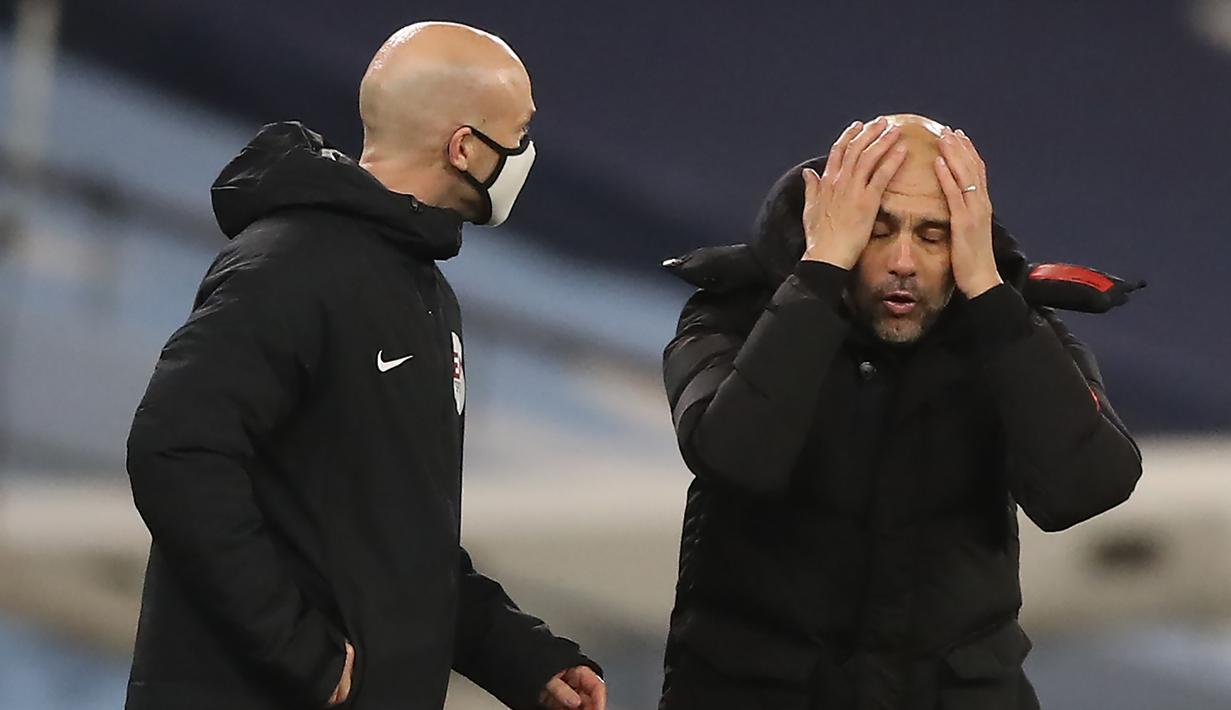 Pelatih Manchester City, Pep Guardiola, berbicara kepada ofisial wasit saat pertandingan melawan West Brom pada laga lanjutan Liga Inggris di Etihad Stadium, Rabu (16/12/2020). Pep Guardiola melakukan protes karena durasi injury time yang dianggap sedikit. (AFP/ Martin Rickett/pool)