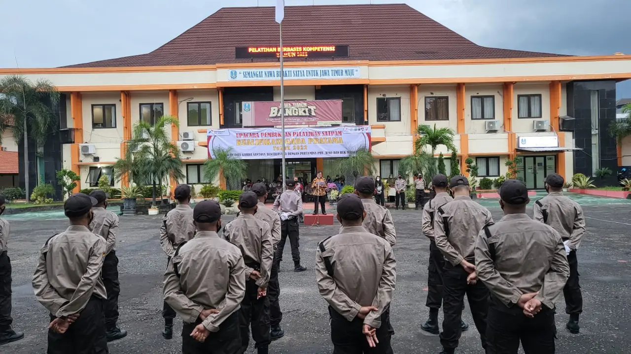 Pertamina Hulu Energi West Madura Offshore (PHE-WMO) memberikan pelatihan kerja sekuriti kepada 40 warga Gresik