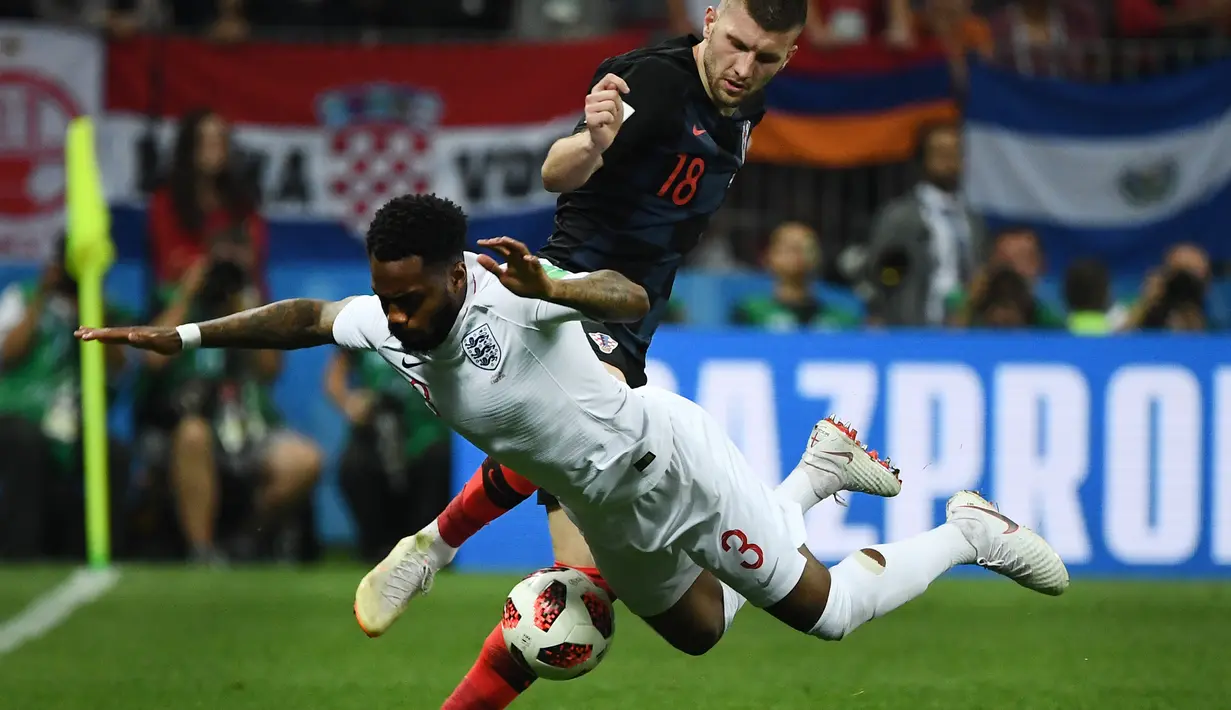 Pemain Kroasia, Ante Rebic melakukan tackling terhadap bek timnas Inggris, Danny Rose pada babak semifinal Piala Dunia 2018 di Stadion Luzhniki, Rabu (11/7). Rose menyita perhatian lantaran mengenakan kaus kaki yang berlubang. (AFP/ MANAN VATSYAYANA)
