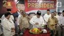 Ketua Umum Partai Gerindra Prabowo Subianto mengambil tumpeng saat meresmikan Kantor Badan Pemenangan Presiden Partai Gerindra di Jalan Letjen S Parman, Jakarta, Sabtu (7/1/2023). Prabowo menyatakan, kader-kader Gerindra harus menyiapkan rencana untuk turun ke akar rumput guna menyerap harapan dan mempelajari kesulitan yang dialami rakyat. (Liputan6.com/Faizal Fanani)