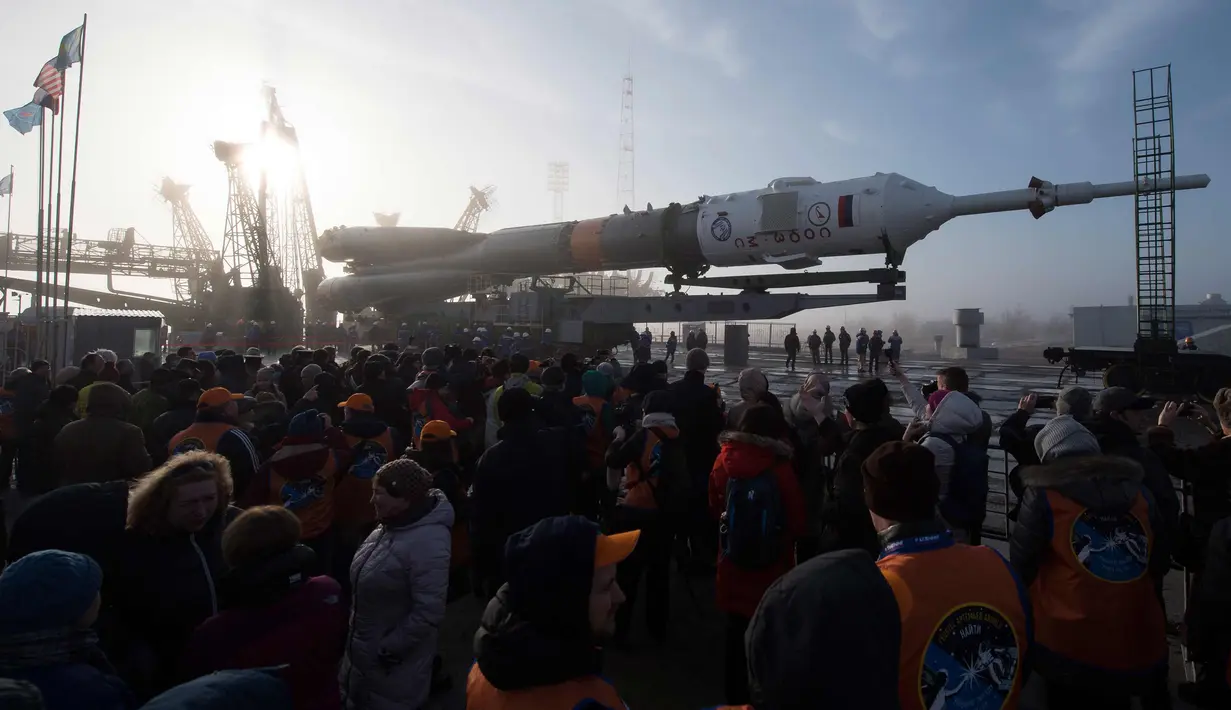 Sejumlah warga melihat pesawat ruang angkasa Soyuz MS-08 di Kosmodrome Baikonur, Kazakhstan, (19/3). MS-08 merupakan misi penerbangan ke-137 pesawat ruang angkasa Soyuz. (Joel Kowsky / NASA via AP)