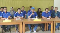 Sejumlah pengurus FSP RTMM-SPSI memberikan keterangan terkait rencana kenaikan cukai tembakau, Kecamatan Cimanggis, Kota Depok. (Liputan6.com/Dicky Agung Prihanto)
&nbsp;