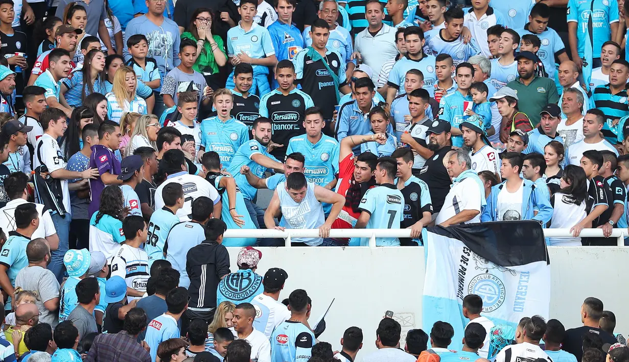 Seorang fans dari tim Belgrano, Emanuel Balbo diserang penonton lain sebelum jatuh dari tribun Stadion Belgrano, Kota Cordoba di Argentina, 15 April 2017. Balbo didorong dari ujung tribun hingga jatuh dari ketinggian lima meter. (NICOLAS AGUILERA/AFP)