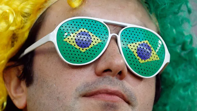 Kacamata Unik Suporter Brasil
