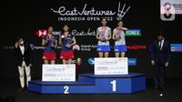 Pebulu tangkis ganda putri Jepang Nami Matsuyama/Chiharu Shida (kanan) bersama pebulu tangkis ganda putri Jepang Yuki Fukusima/Sayaka Hirota (kiri) naik podium usai pertandingan final East Ventures Indonesia Open 2022 di Istora Senayan, Jakarta, Minggu (19/6/2022). Nami Matsuyama/Chiharu Shida menjuarai East Ventures Indonesia Open 2022 usai mengalahkan Yuki Fukusima/Sayaka Hirota dengan skor 18-21, 21-14, dan 21-17. (Liputan6.com/Faizal Fanani)