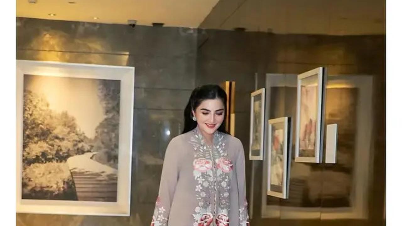 6 Potret Outfit Kebaya Ashanty di Kondangan Teman Kuliah, Inspirasi Gaya Elegan