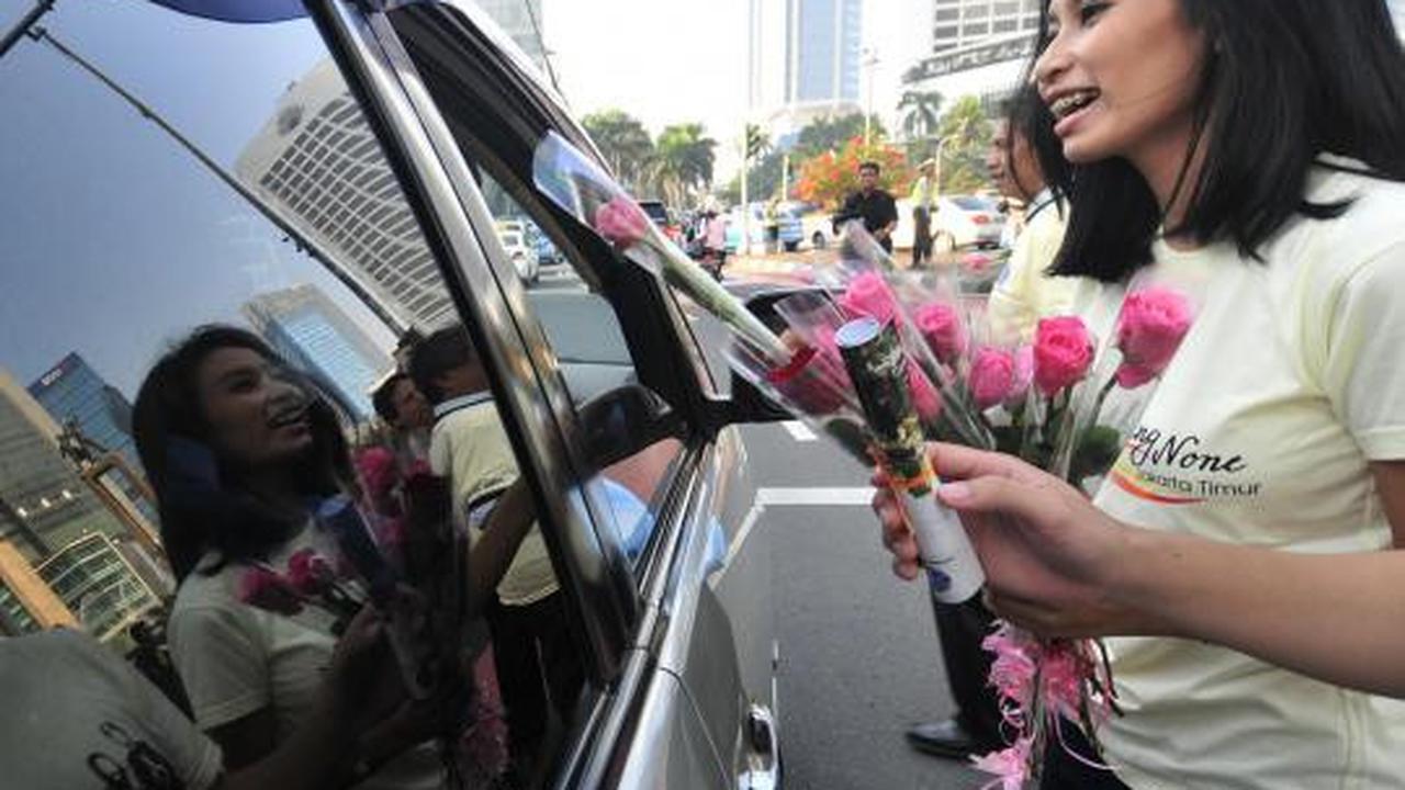 Abang-None Jakarta bagikan bunga mawar gratis di jalan