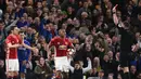 Wasit Michael Oliver memberikan kartu merah kepada gelandang Manchester United, Ander Herrera. Petaka bagi MU saat menit ke-35, ketika Herrera diusir wasit akibat melanggar Eden Hazard. (AFP/Justin Tallis)