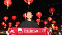 Suporter Liverpool, Astino Taufik saat mengikuti nonton bareng Liga Premier Inggris antara Liverpool vs Manchester United  di Mall Sumarecon Bekasi, Jawa Barat, Minggu (17/1/2016). (Bola.com/Nicklas Hanoatubun)