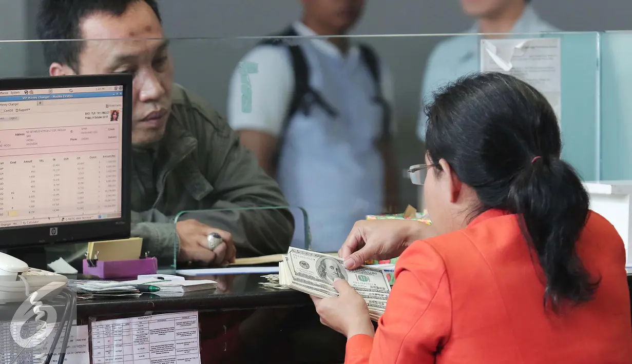 Petugas menghitung uang pecahan US$100 di Jakarta, Jumat (9/10/2015). Nilai tukar rupiah terhadap dolar AS pada perdagangan akhir pekan ini, Jumat (9/10/2015) mengalami penguatan, bahkan bergerak ke level Rp 13.400. (Liputan6.com/Angga Yuniar)