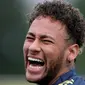 Pemain timnas Brasil Neymar tertawa saat mengikuti sesi latihan di London, Inggris (29/5). Neymar dan rekan-rekannya melakukan latihan jelang pertandingan persahabatan melawan Kroasia. (AP / Kirsty Wigglesworth)