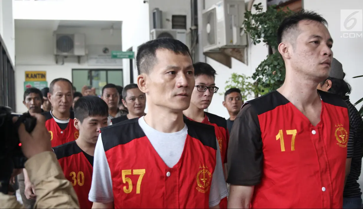 Delapan WN Taiwan terdakwa kasus penyelundupan sabu seberat satu ton saat tiba di PN Jakarta Selatan, Kamis (19/4). JPU menuntut para terdakwa dengan hukuman mati. (Liputna6.com/Herman Zakharia)