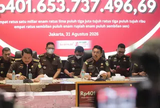 Direktur Penyidikan Jampidsus Kejagung Saiful Bahri Siregar (kanan) bersama Kepala Bidang Hubungan Media dan Kehumasan Puspenkum Kejagung Tri Sutrisno (kiri) memberikan keterangan terkait kasus dugaan korupsi tata kelola nikel di Gedung Bundar, Kejaksaan Agung, Jakarta, Senin, 31 Agustus 2026. (KLY/Arie Basuki).