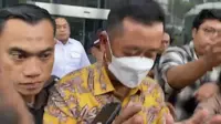 Sekda Kota Bandung Ema Sumarna usai diperiksa KPK terkait kasus dugaan korupsi proyek Bandung Smart City pada Kamis (14/3/2024). Pengacara menyebut, Ema Sumarna diperiksa dalam kapasitasnya sebagai tersangka. (Liputan6.com/Ady Anugrahadi)