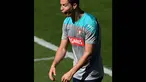Penyerang Portugal Cristiano Ronaldo melakukan aksi lucu saat latihan di stadion Moises Cicarelli, Campinas, Brasil (12/06/2014)  (AFP PHOTO/FRANCISCO LEONG)