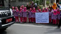 Murid TK Islam RA Baitul Ilmi melambaikan tangan saat rombongan Kahiyang-Bobby melintas di Jalan STM, Kota Medan, Sumatera Utara, Selasa (21/11/2017). (Liputan6.com/Johan Tallo)