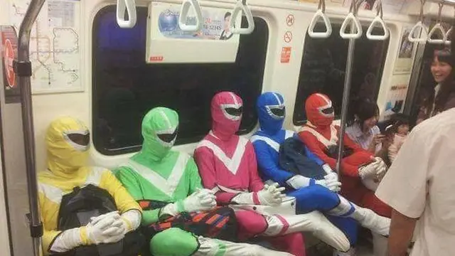 6 Potret Orang Naik Kereta Pakai Outfit Absurd Ini Kocak