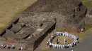 Wisatawan melakukan ritual upacara menyambut fenomena equinox di depan Piramida Matahari, Teotihuacan, Meksiko, Senin (20/3). Sampai hari ini perayaan equinox dianggap sebagai tradisi sakral oleh penduduk Meksiko. (AP/Rebecca Blackwell)